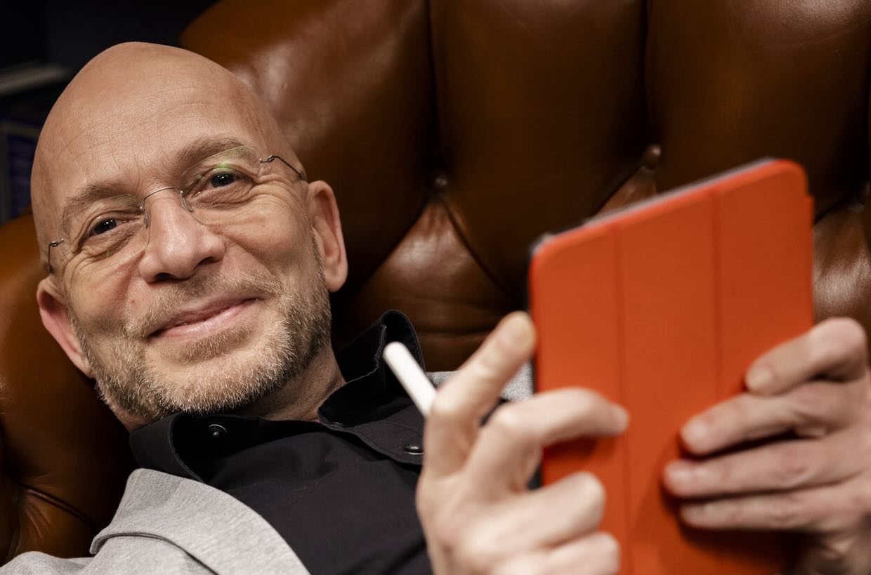 Erzähl mir mehr! Paartherapeut Eric Hegmann Erzähl mir mehr! Paargespräche führen Paartherapeut Eric Hegmann